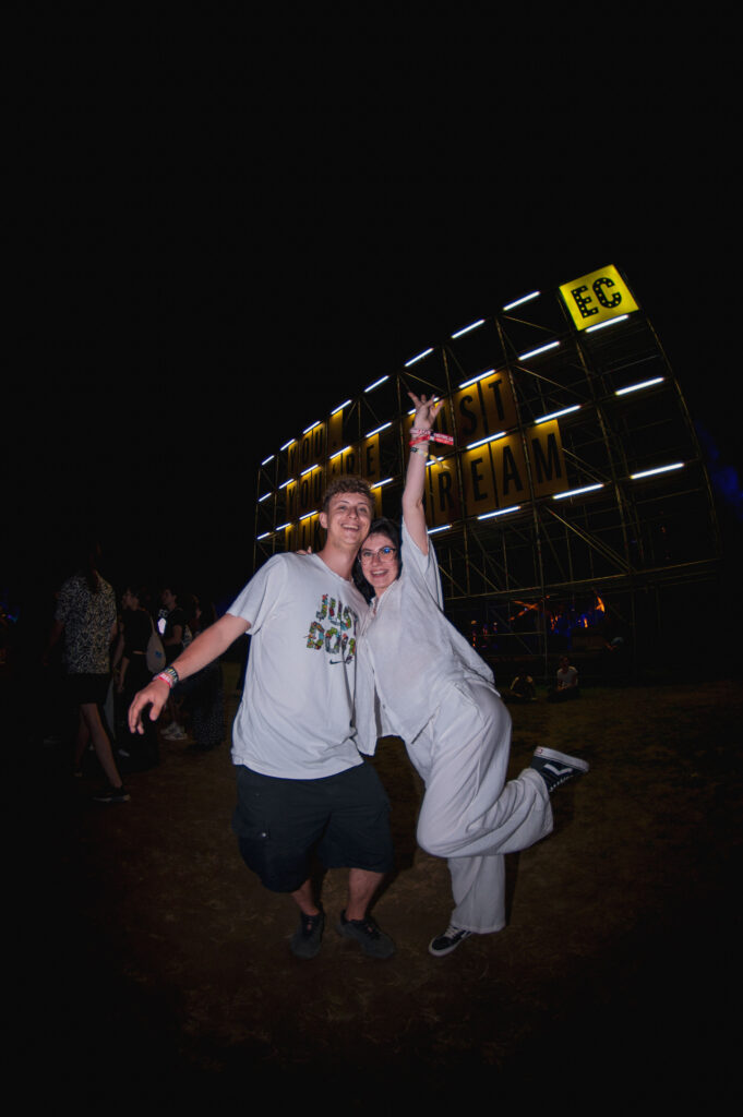 Monica (dreapta) cu prietenul ei la festival